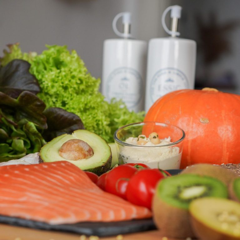 Frischer Lachs und Gemüse für eine Ernährungstherapie bei Reizdarm, Morbus Crohn & Colitis Ulcerosa in Kiel.