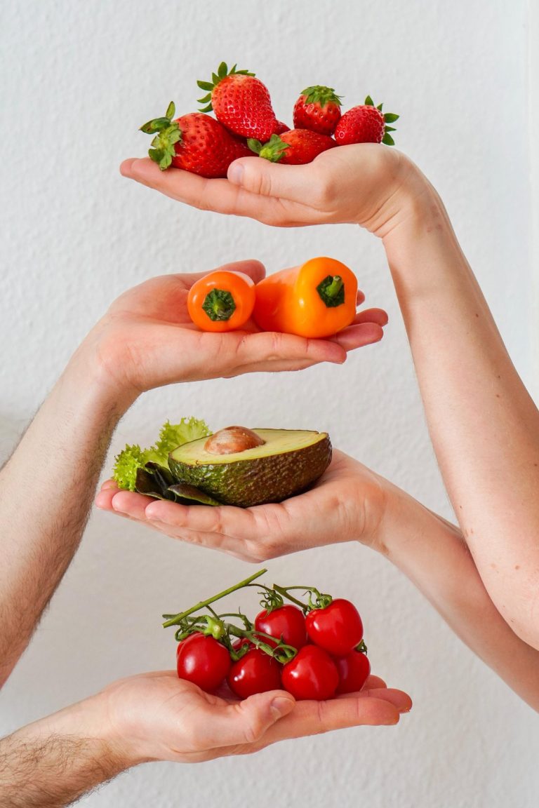 Hände mit gesundem Obst und Gemüse auf der Infoseite zum Ablauf der Ernährungstherapie in Kiel.