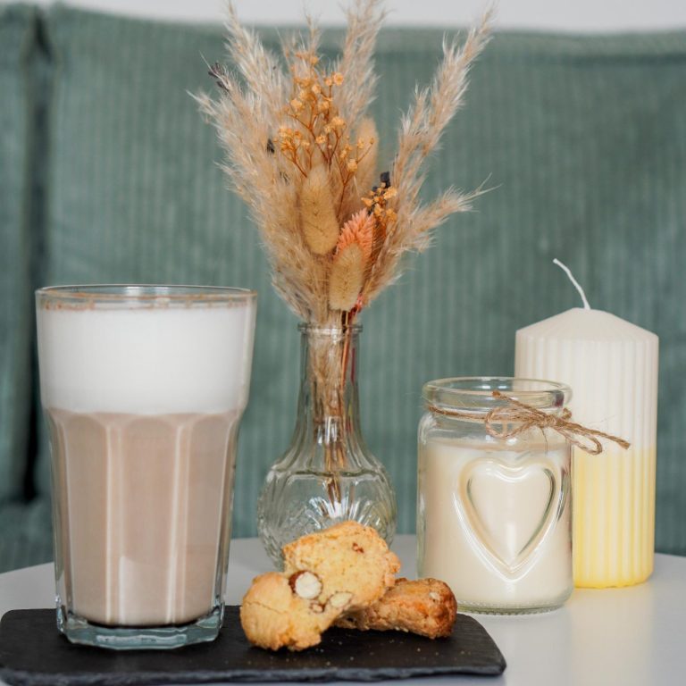 Kaffee und Kerzen als Symbol für Wohlbefinden in der Ernährungstherapie bei psychischen Erkrankungen wie ADS & Depressionen.